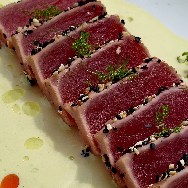 Przystawki: tuna tataki